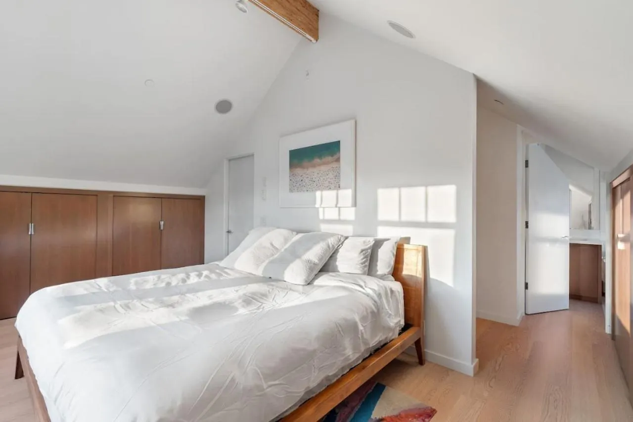 Beautiful, Newly Renovated Creek Home Vancouver 0*,