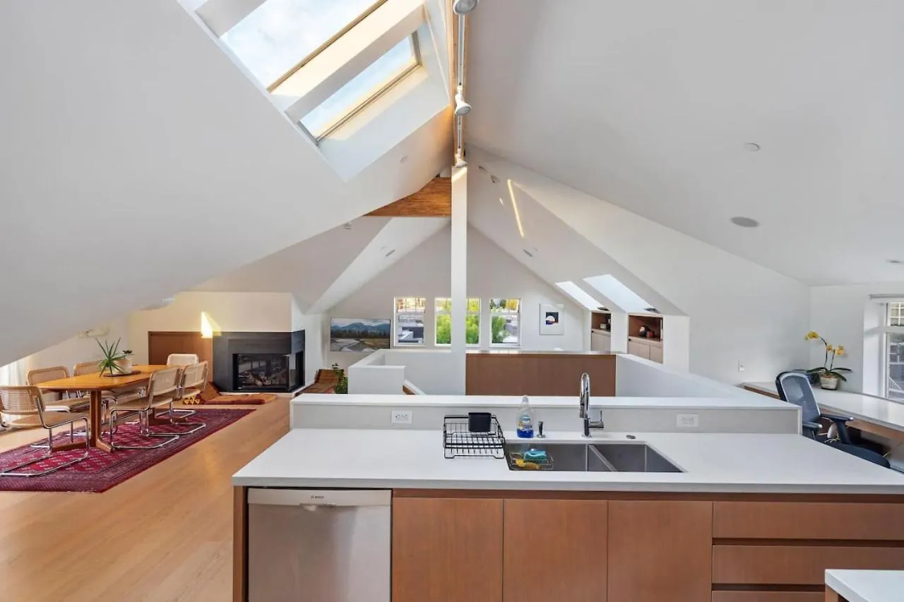 Apartment Beautiful, Newly Renovated Creek Home Vancouver