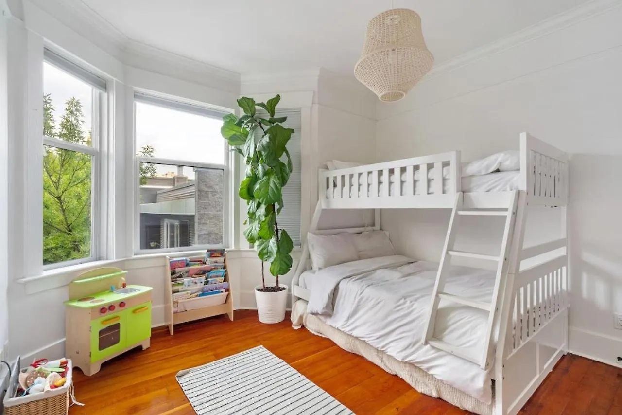 Beautiful, Newly Renovated Creek Home Vancouver 0*,  Canada