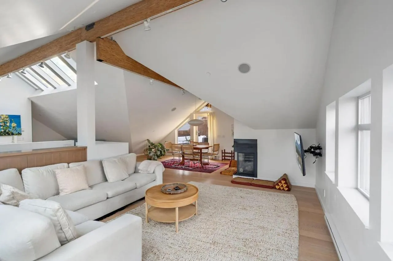 Beautiful, Newly Renovated Creek Home Vancouver Apartment