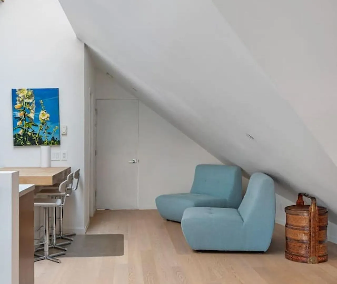 Beautiful, Newly Renovated Creek Home Vancouver Apartment