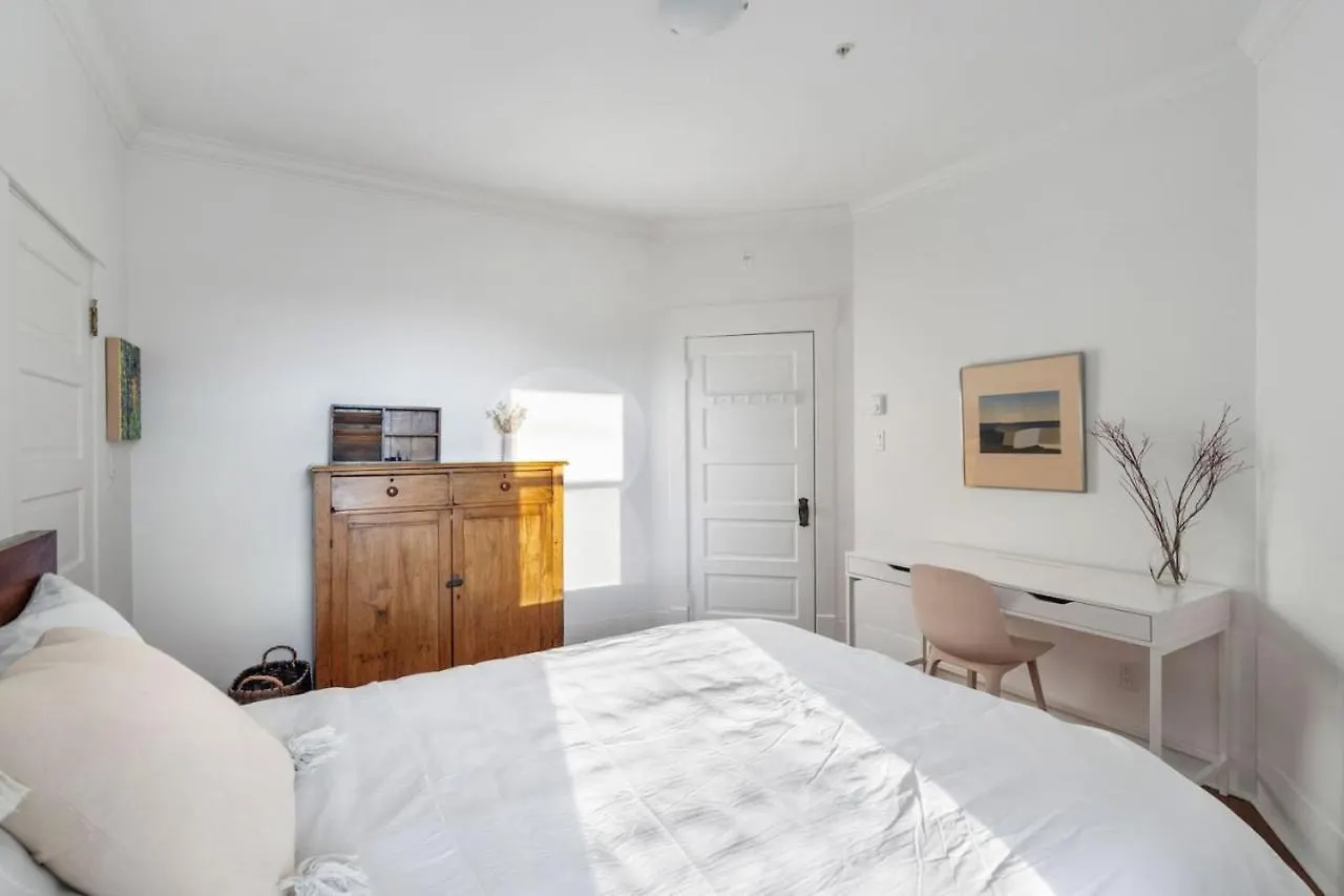 Apartment Beautiful, Newly Renovated Creek Home Vancouver Kanada