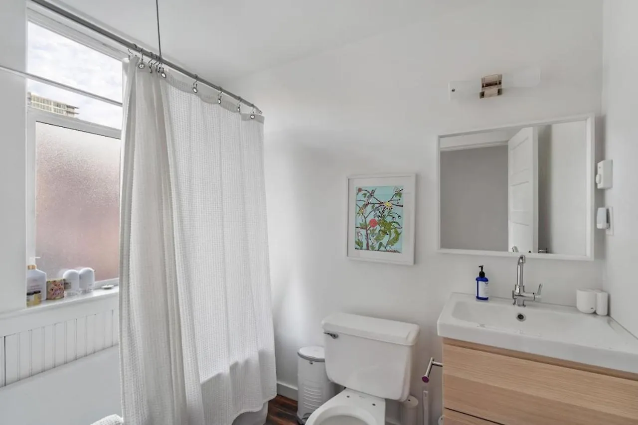 Apartment Beautiful, Newly Renovated Creek Home Vancouver Kanada