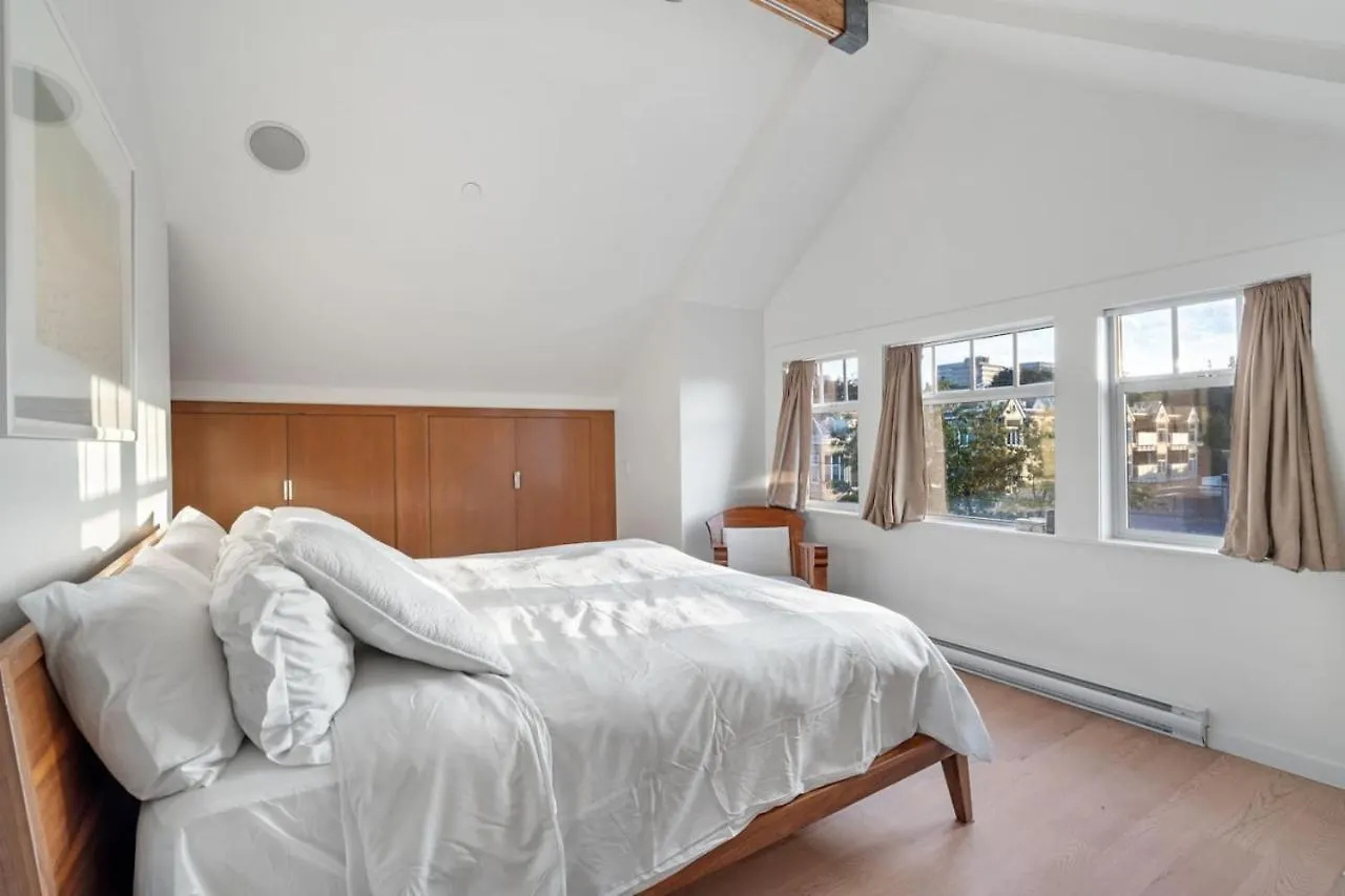 Beautiful, Newly Renovated Creek Home Vancouver Kanada
