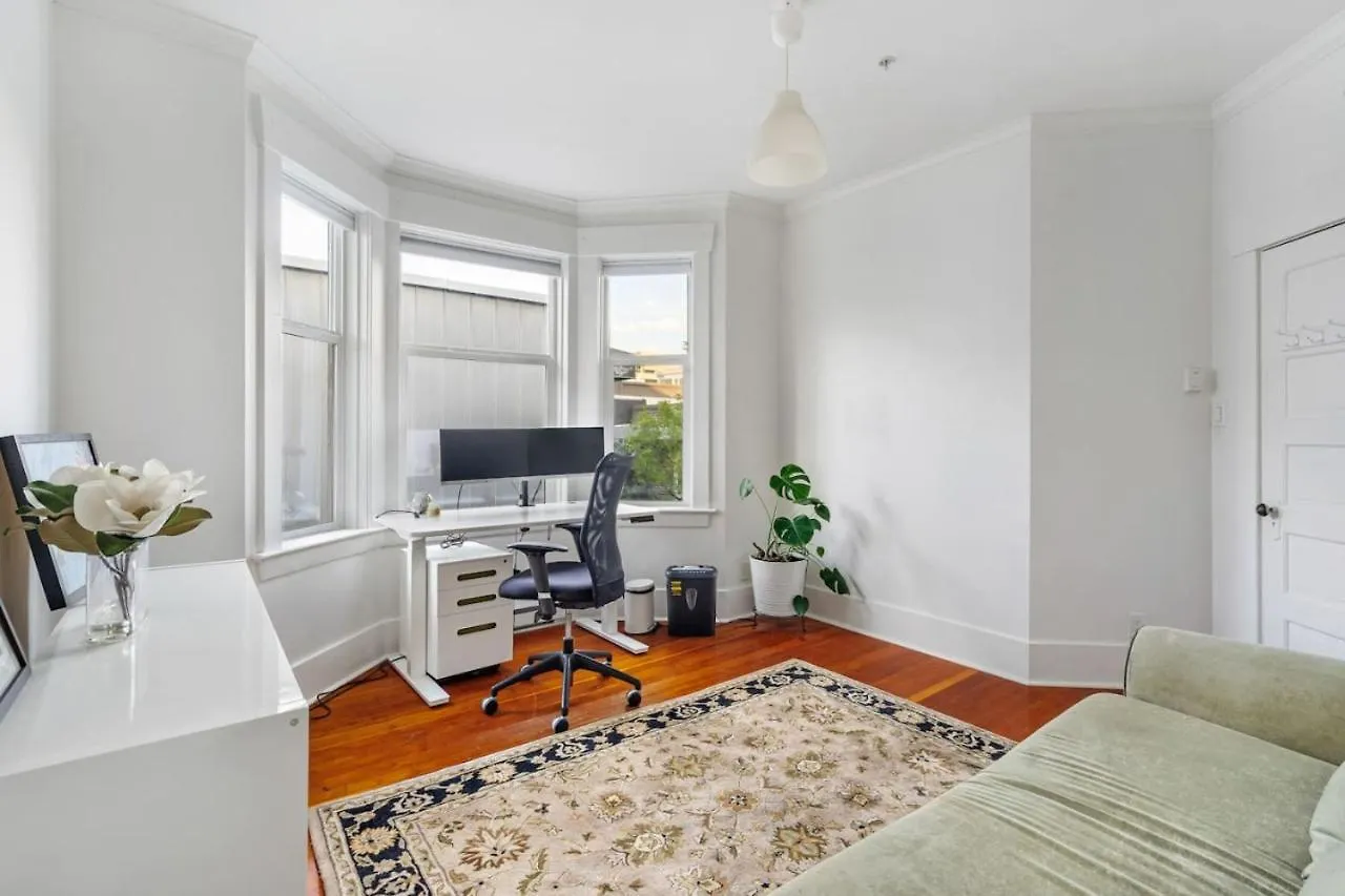 Beautiful, Newly Renovated Creek Home Vancouver Kanada