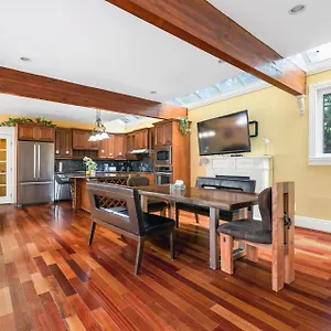 Charming Retreat On Cypress Street, Your Away From Gasthof